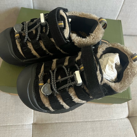 Keen Cozy Newport Shoes Little Kid Size 12 Gold - Picture 5 of 6
